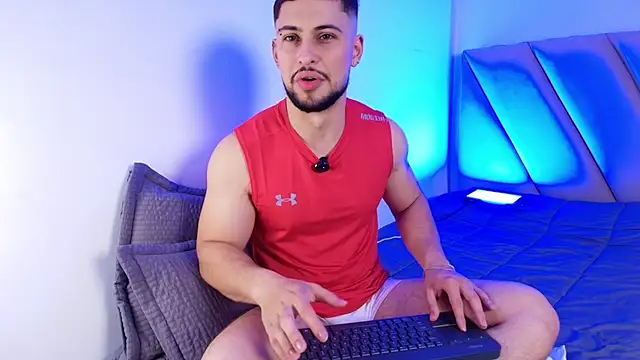 Snapshot of valenssio_moretti chatting on June 10, 12:44 am valenssio moretti online show from June 10, 12:44 am