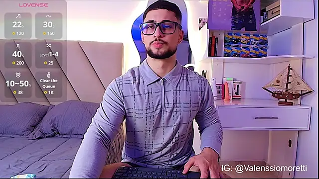 Snapshot of valenssio_moretti chatting on June 30, 2:01 am valenssio moretti online show from June 30, 2:01 am