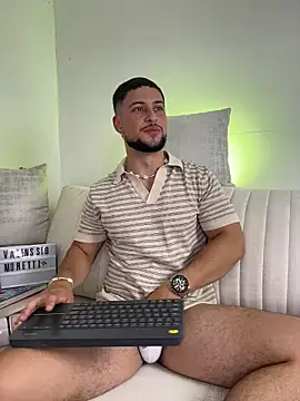Snapshot of valenssio_moretti chatting on July 15, 2:06 am valenssio moretti online show from July 15, 2:06 am