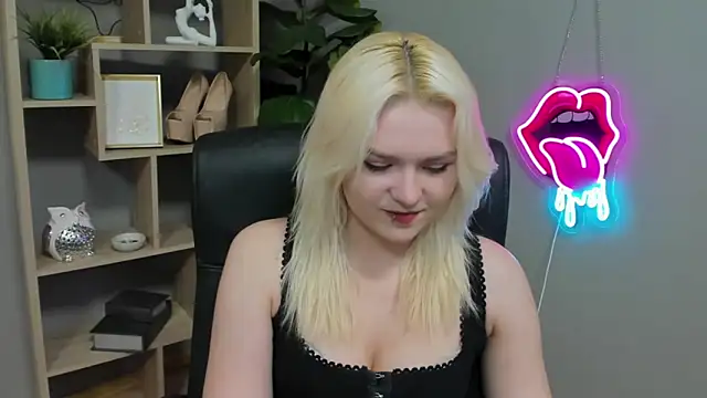 SweetLilyxo online show from March 29, 1:33 pm