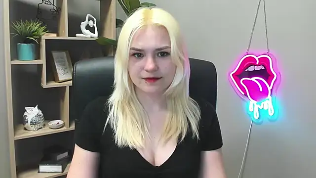 SweetLilyxo online show from April 27, 1:20 pm
