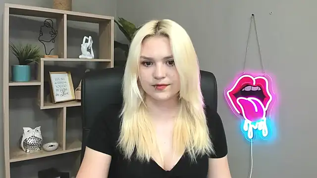 SweetLilyxo online show from May 25, 1:17 pm
