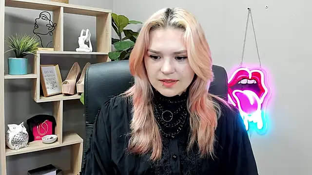 SweetLilyxo online show from July 6, 7:05 am