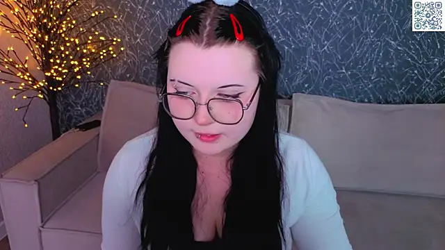 Snapshot of Kira_G0ld chatting on May 5, 8:55 am Kira G0ld online show from May 5, 8:55 am