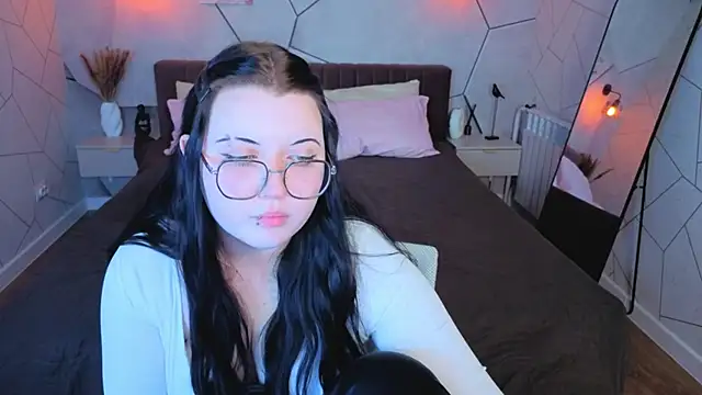 Snapshot of Kira_G0ld chatting on May 27, 9:17 am Kira G0ld online show from May 27, 9:17 am
