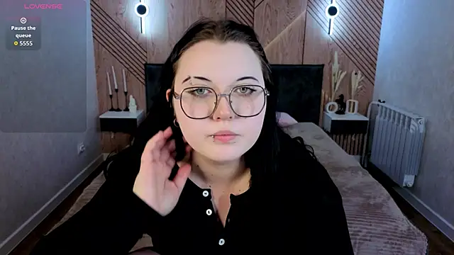 Snapshot of Kira_G0ld chatting on May 28, 9:17 am Kira G0ld online show from May 28, 9:17 am