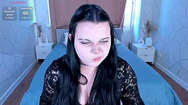 Snapshot of Kira_G0ld chatting on June 4, 9:15 am Kira G0ld online show from June 4, 9:15 am