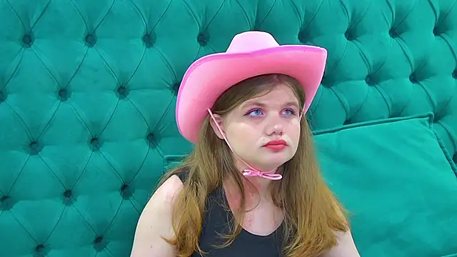 Snapshot of ChloeHalses chatting on June 20, 5:05 pm ChloeHalses online show from June 20, 5:05 pm