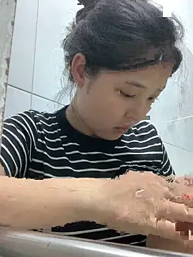 Snapshot of Suzu_xx01 chatting on May 27, 3:09 pm Suzu xx01 online show from May 27, 3:09 pm