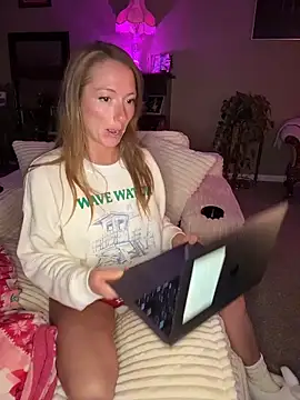 Snapshot of mooviebaby chatting on June 15, 9:00 am mooviebaby online show from June 15, 9:00 am