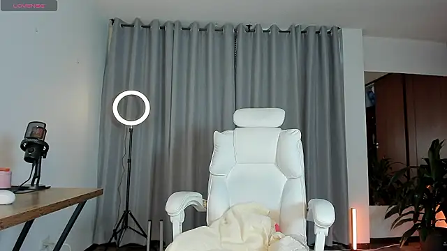 karinnixx online show from March 15, 2:45 pm