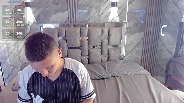 Snapshot of Manson_and_Zoe chatting on February 9, 11:36 am Manson and Zoe online show from February 9, 11:36 am