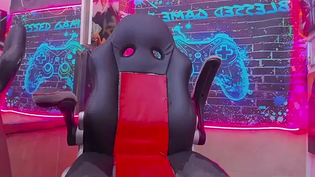 Snapshot of Jeanpieroo26 chatting on February 23, 8:39 pm Jeanpieroo26 online show from February 23, 8:39 pm