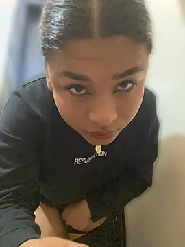 Snapshot of Romie_rous chatting on June 22, 2:03 pm Romie rous online show from June 22, 2:03 pm