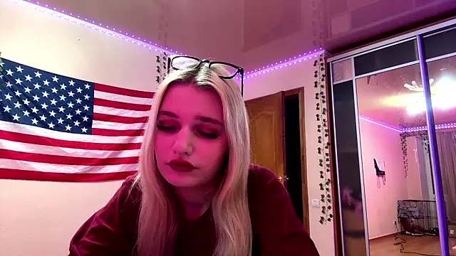 MiaBerlateen online show from March 2, 5:20 pm