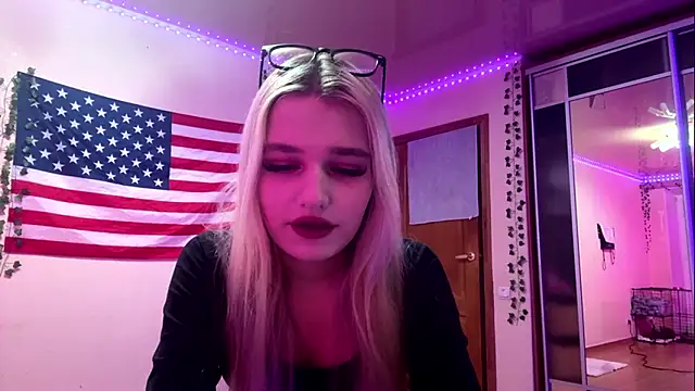 MiaBerlateen online show from March 8, 7:06 pm