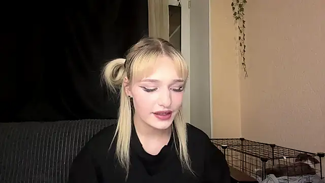 MiaBerlateen online show from March 21, 6:00 pm