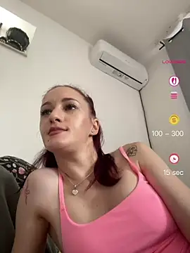 Snapshot of Roxyfoxyyy chatting on June 15, 6:26 am Roxyfoxyyy online show from June 15, 6:26 am