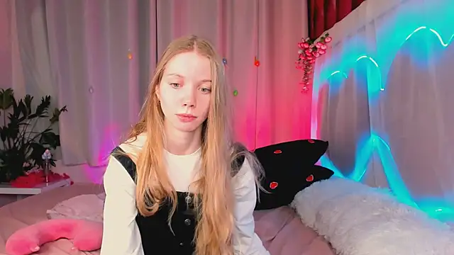 Snapshot of lada2k4 chatting on June 5, 5:03 am lada2k4 online show from June 5, 5:03 am