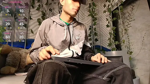 Snapshot of ItsZairen chatting on May 24, 3:44 am ItsZairen online show from May 24, 3:44 am