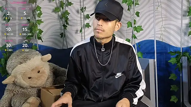 Snapshot of ItsZairen chatting on June 3, 4:04 am ItsZairen online show from June 3, 4:04 am