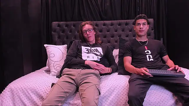 Snapshot of close_friends chatting on March 21, 2:20 pm close friends online show from March 21, 2:20 pm