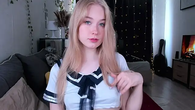 AmyLouWood online show from July 20, 11:34 am