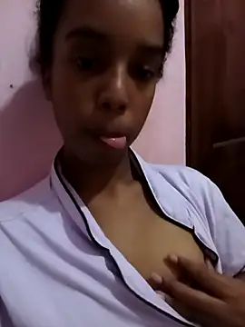 Snapshot of Roxilover chatting on February 9, 2:37 am Roxilover online show from February 9, 2:37 am