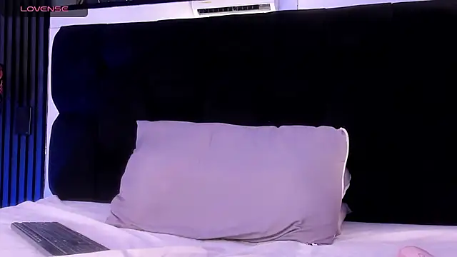 Snapshot of light_eyes_ chatting on June 12, 8:52 pm light eyes online show from June 12, 8:52 pm