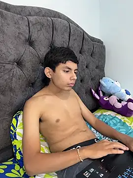 Snapshot of two_cam_latin chatting on March 6, 4:20 am two cam latin online show from March 6, 4:20 am