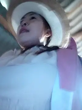 Snapshot of Yiyoongg chatting on April 14, 12:05 am Yiyoongg online show from April 14, 12:05 am