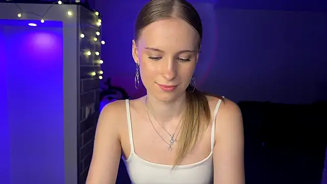 Snapshot of amily_sunray chatting on August 8, 8:22 pm amily sunray online show from August 8, 8:22 pm