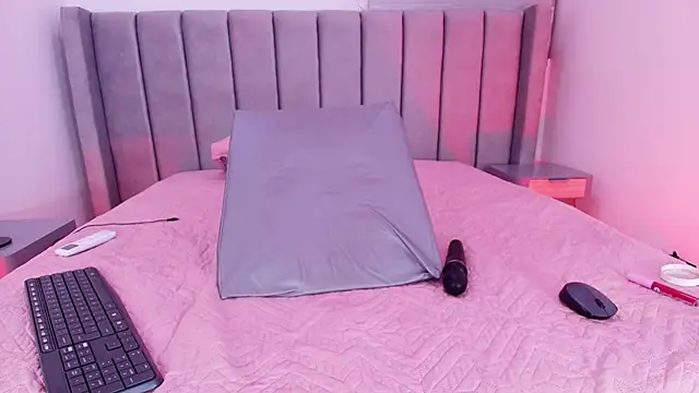 freyhasmith  online show from March 17, 2:49 am