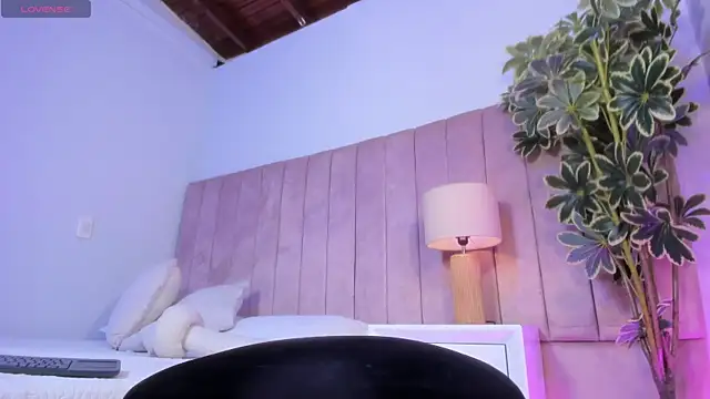 Ashley Beaomunt online show from May 23, 11:58 am