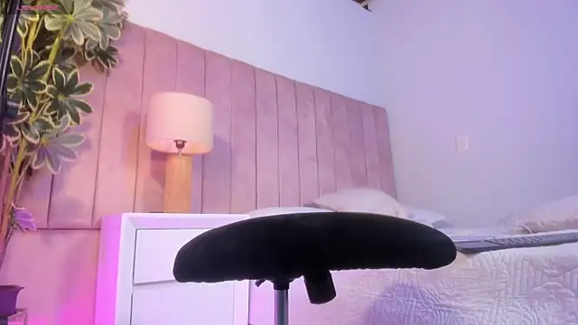 Ashley Beaomunt online show from May 24, 1:21 am