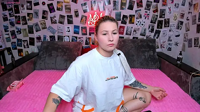 Snapshot of x_Ulya1cutex chatting on May 31, 4:58 pm x Ulya1cutex online show from May 31, 4:58 pm
