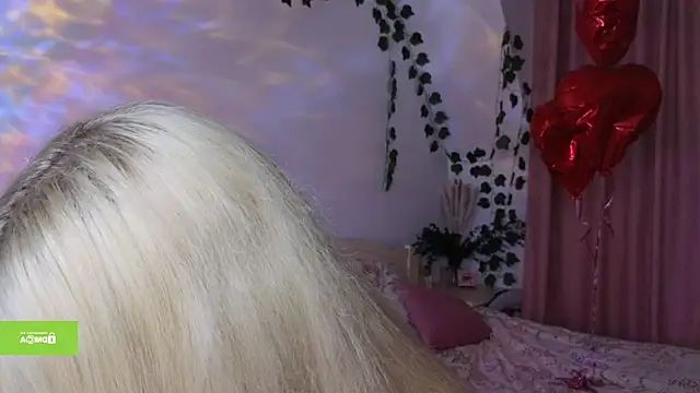 Snapshot of Rochelle_kitty chatting on May 8, 8:36 pm Rochelle kitty online show from May 8, 8:36 pm