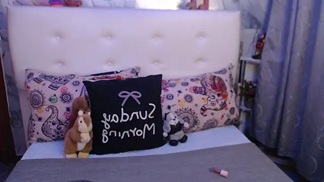 Nicolelewllss online show from March 16, 10:08 am