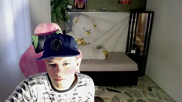Top and bottom online show from May 2, 7:52 pm