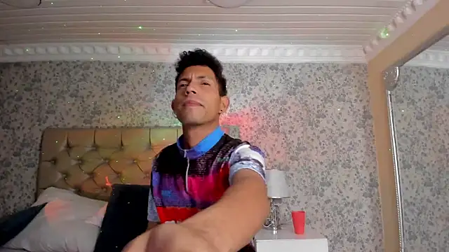 NoaahTylor online show from April 27, 3:37 am