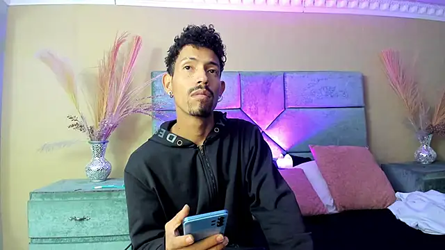 NoaahTylor online show from June 9, 4:02 am