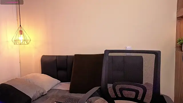 Hanna Williams   online show from March 7, 3:03 am