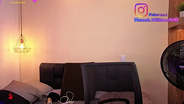 Hanna Williams   online show from March 9, 2:59 am