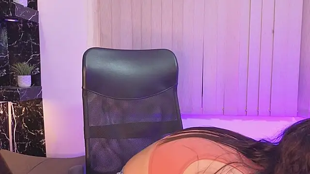 Hanna Williams   online show from March 12, 3:01 am