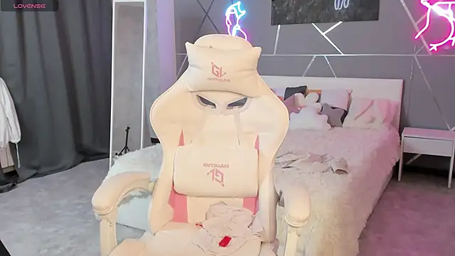naomi reiss online show from June 16, 2:14 am