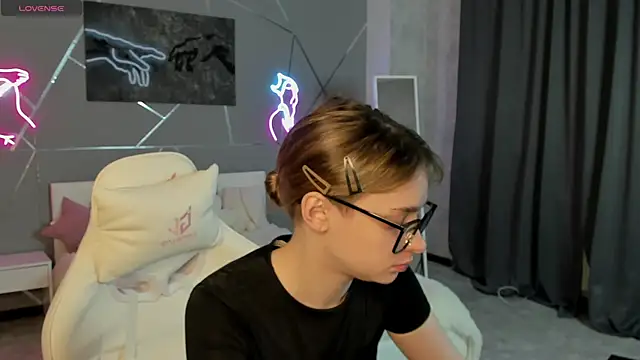 Snapshot of naomi_reiss chatting on August 4, 2:15 am naomi reiss online show from August 4, 2:15 am