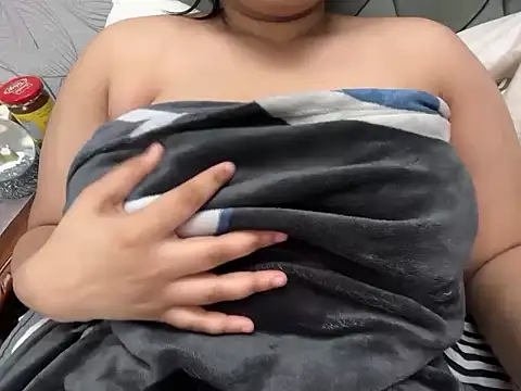 Snapshot of hugeindiantitties chatting on February 15, 10:17 pm hugeindiantitties online show from February 15, 10:17 pm