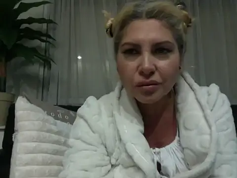mistycbeauty online show from April 27, 3:37 am