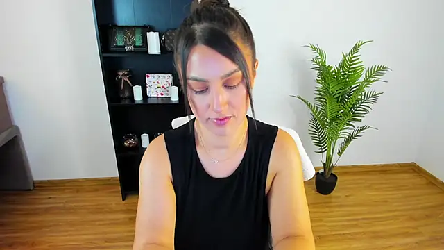 khloe starrr online show from August 6, 5:04 pm