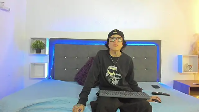 Snapshot of Ale_cuzz chatting on April 15, 2:02 pm Ale cuzz online show from April 15, 2:02 pm